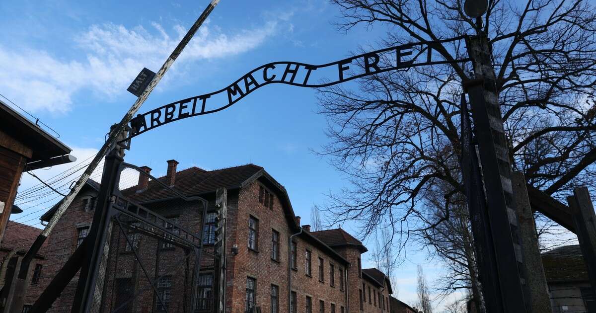 Skandal w Auschwitz. 17-latek z Izraela wykonywał hitlerowski salut