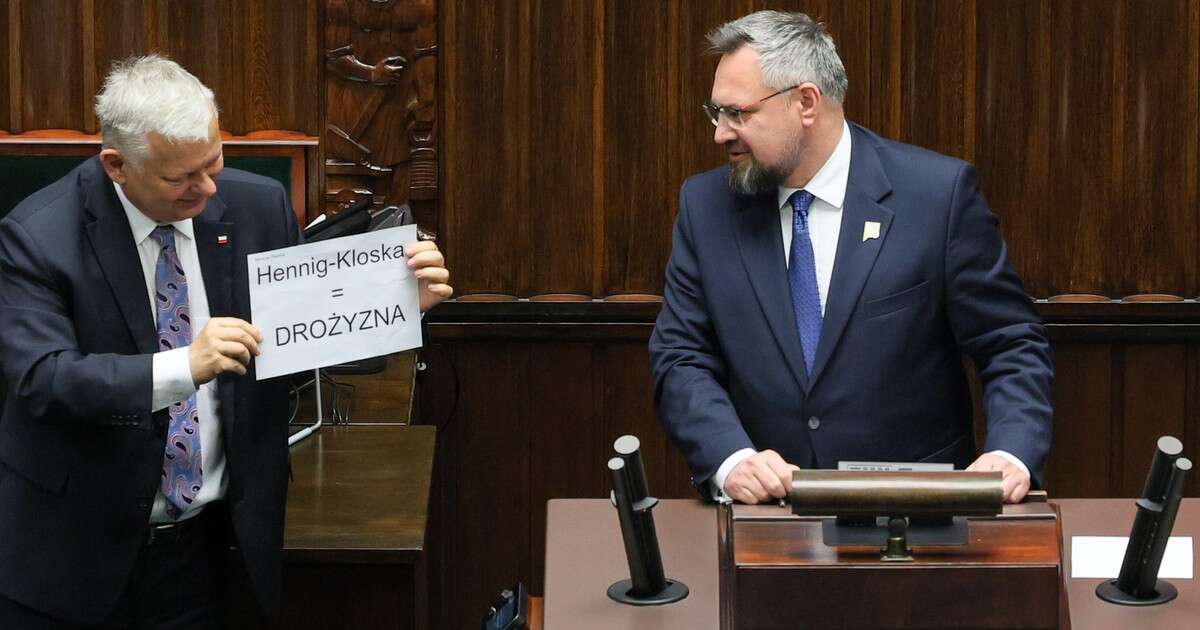 Poseł Suski wtargnął na mównicę z karteczką. 