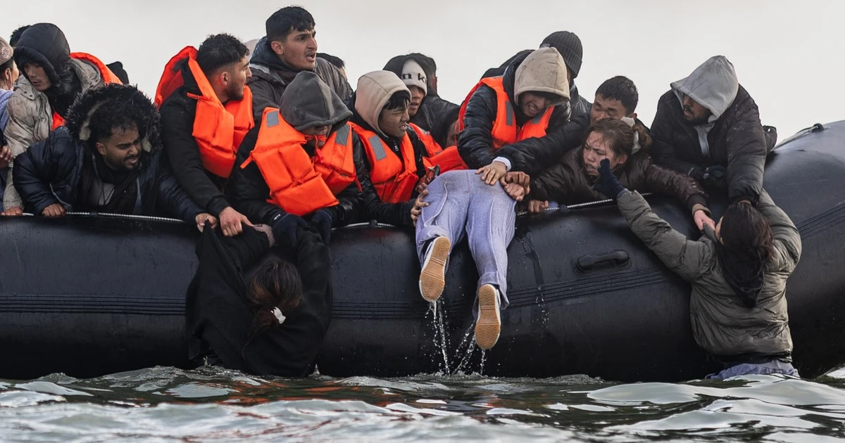 W Wielkiej Brytanii padł migracyjny rekord. Keir Starmer ponosi porażkę i szuka kozła ofiarnego. 