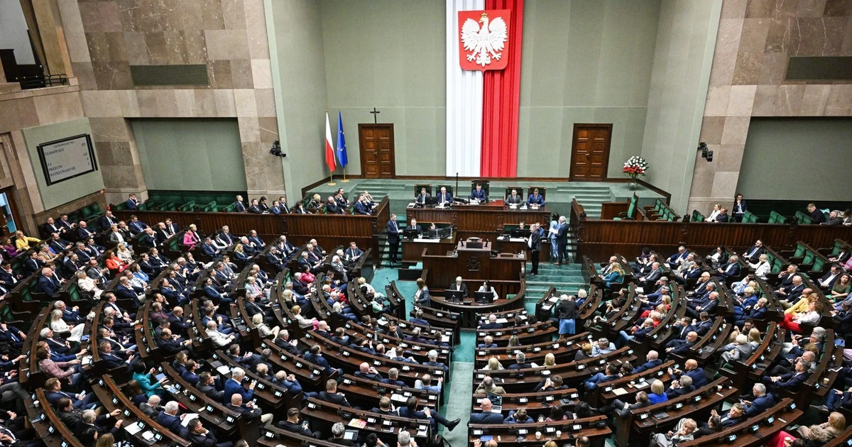 Nowy sondaż parlamentarny. Remis na szczycie, jedna partia z dużym spadkiem