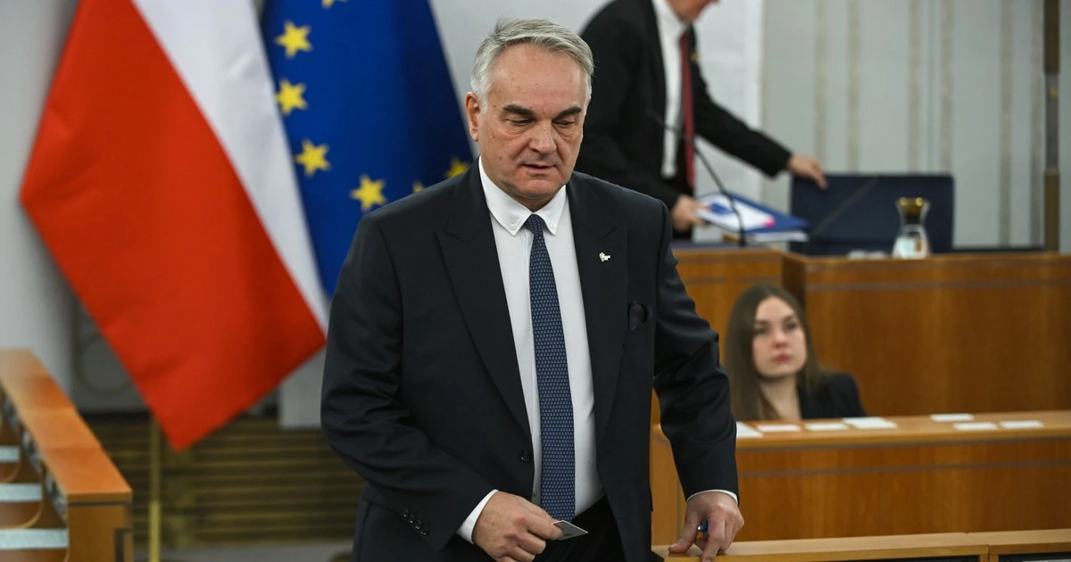 Były premier wskazał na głośne wypowiedzi Szymona Hołowni. 