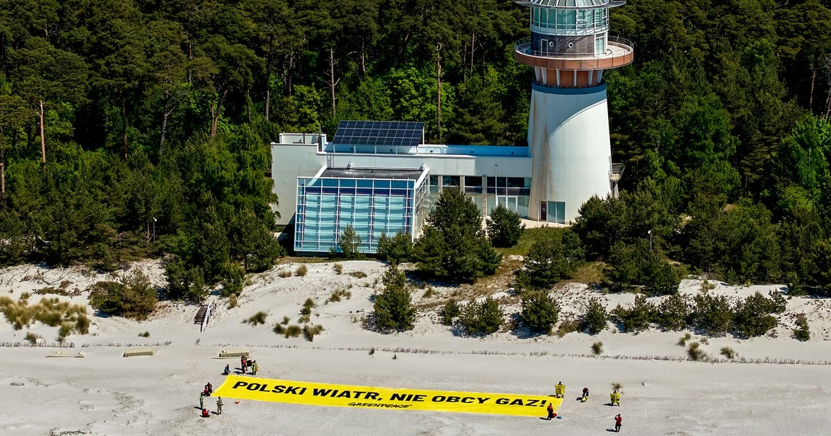 Aktywiści Greenpeace przed prezydencką rezydencją. Na plaży pojawił się ogromny transparent