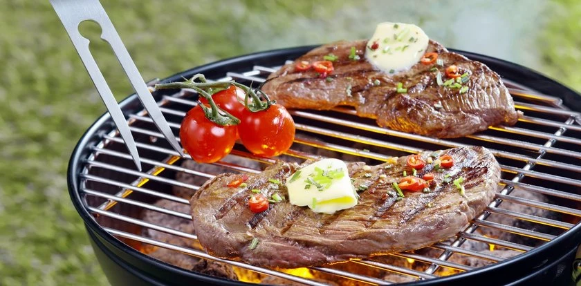 Ten grill węglowy zaskakuje nawet kucharzy. Kosztuje niewiele, ma duży ruszt