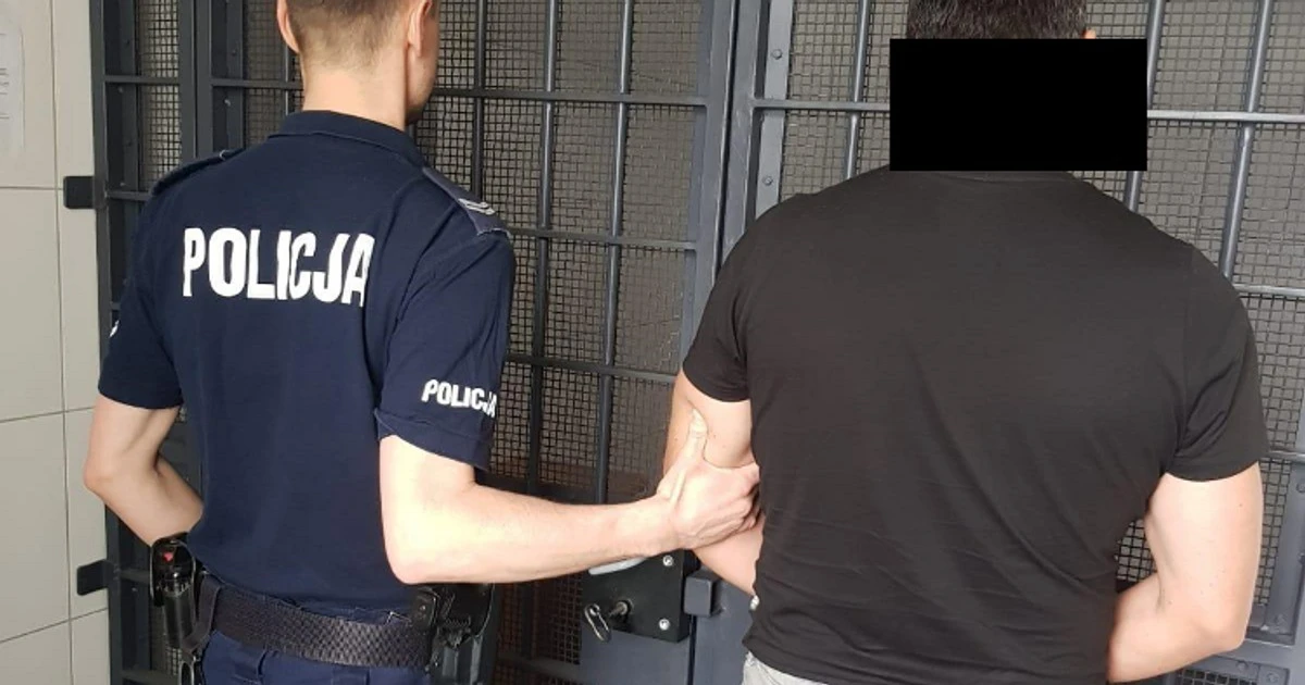 Mężczyzna wynosił ze sklepu kartony z masłem. Wezwano policję