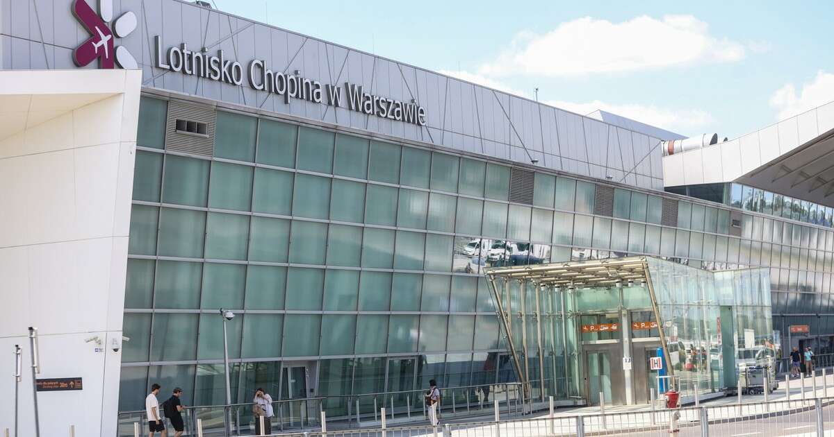 Akcja służb na warszawskim lotnisku. 34-latek był poszukiwany czerwoną notą Interpolu