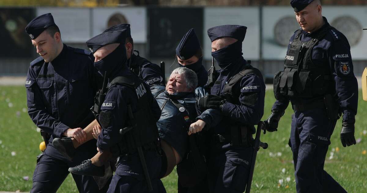 Incydent przed pomnikiem ofiar katastrofy smoleńskiej. Interweniowała policja