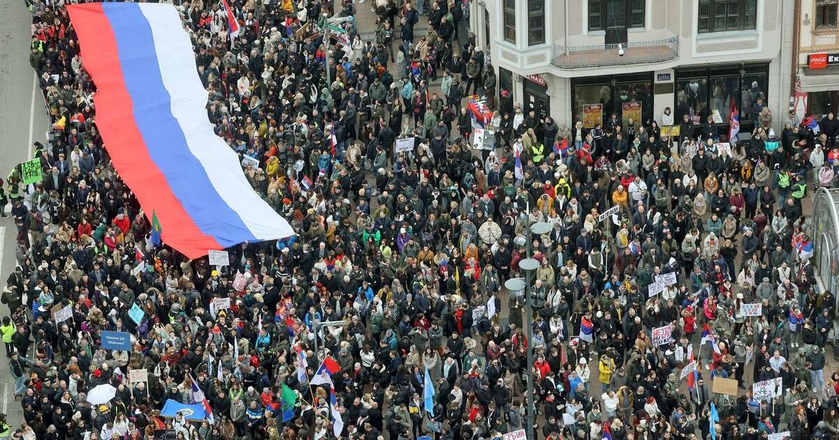 Studenci w Niszu przedstawiają 