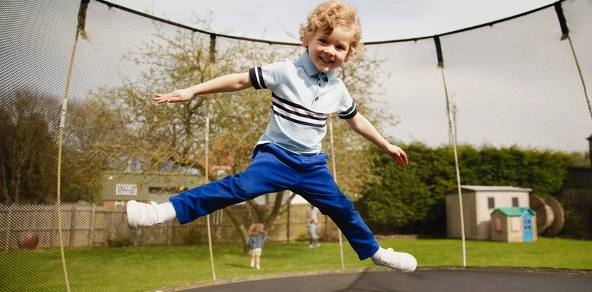 Przegląd tanich trampolin ogrodowych. Te modele zapewniają trwałość i bezpieczeństwo
