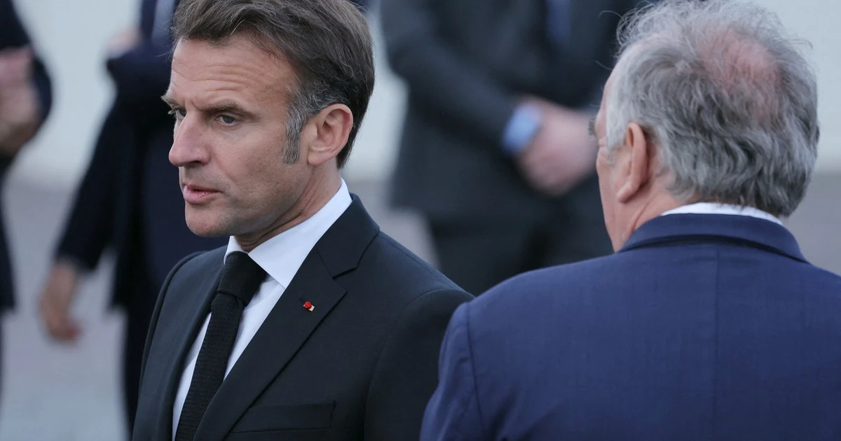 Francuski rząd na krawędzi upadku. Wkrótce ulice znów mogą stanąć w płomieniach. Emmanuel Macron ma teraz trzy opcje