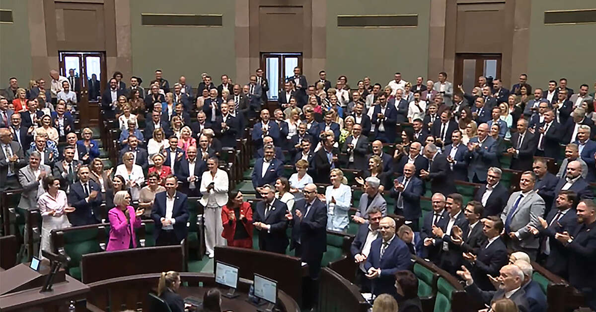 Nietypowa sytuacja w Sejmie. Posłowie nagle zaczęli śpiewać i klaskać [WIDEO]