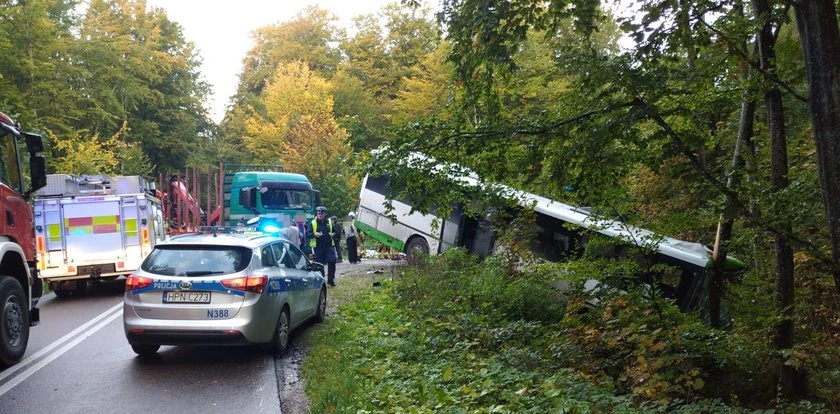 Ruszył w najgorszym momencie. Ciężarówka uderzyła w autobus pełen uczniów. Nowe informacje