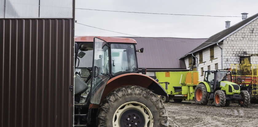 Tragedia w gospodarstwie pod Warką. Drewniane skrzynie zabiły dwoje pracowników. Nie mieli żadnych szans