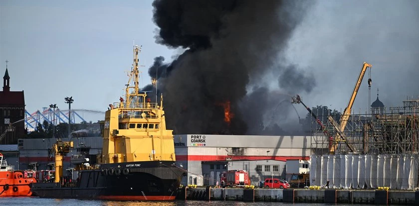 Pożar hali magazynowej w Gdańsku. Przyczyną uderzenie pioruna? Prokuratura umorzyła śledztwo
