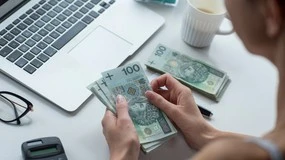 Darowizna od rodziny w 2025. Ile możesz dostać bez podatku i kiedy zgłosić ją do urzędu?
