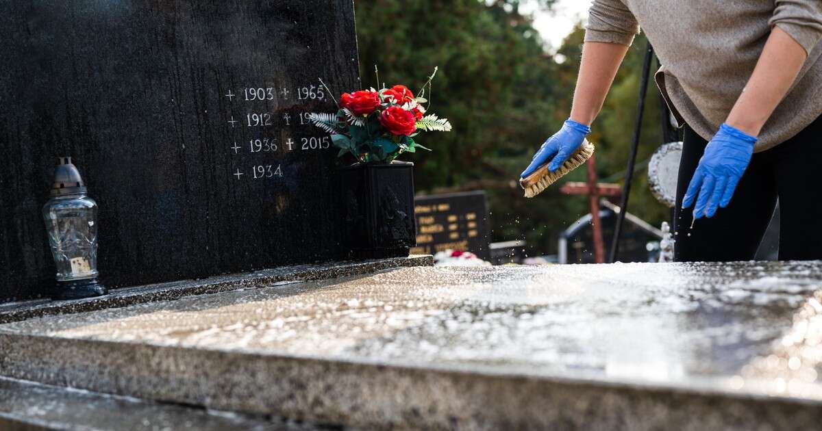 Zarabiają na sprzątaniu grobów. 