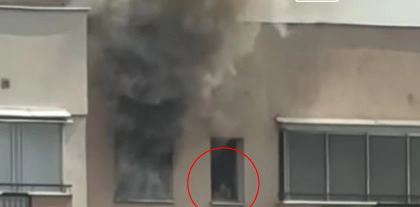 Stała w oknie i czekała na ratunek. Wokół szalał ogień. Horror w Warszawie [WIDEO]