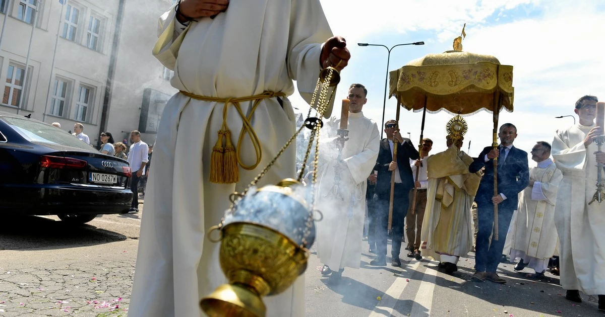 Czym jest procesja Bożego Ciała? W jakim celu wierni biorą w niej udział?