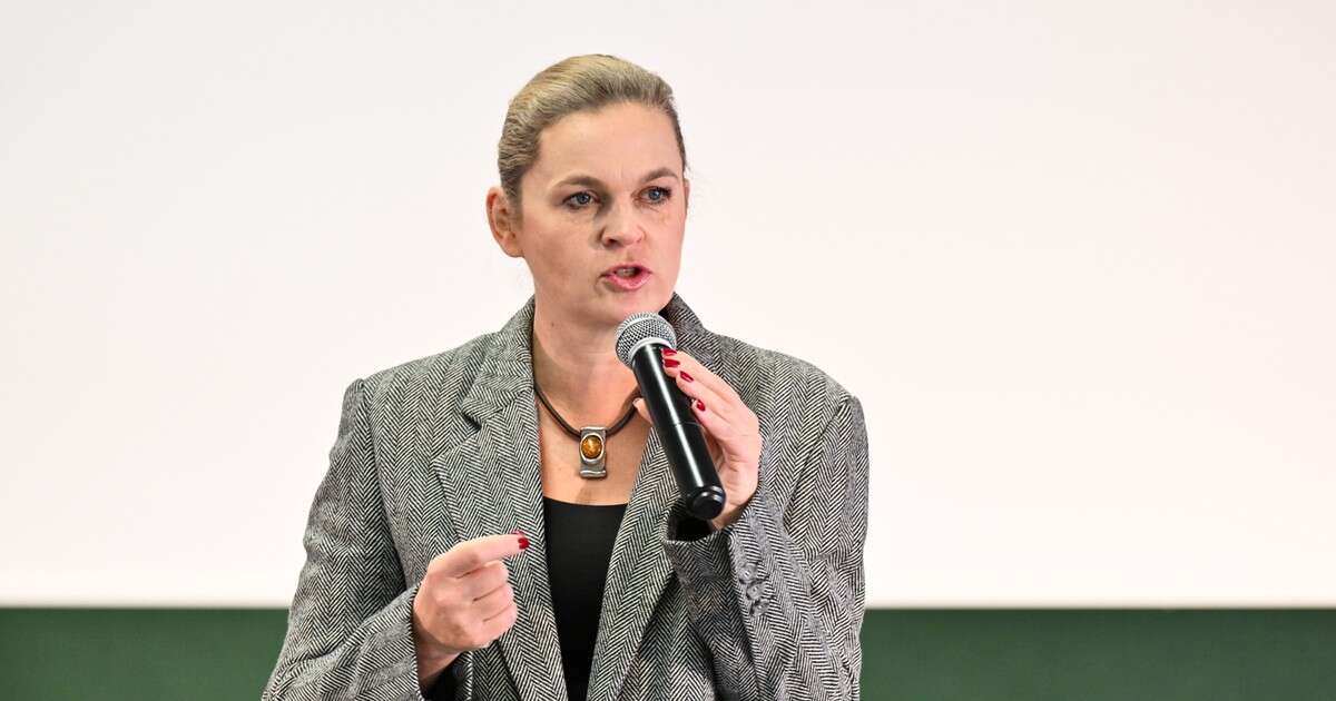 Rodzice dziecka z in vitro pozwali ministerstwo za podręcznik do HiT. Barbara Nowacka zawarła ugodę