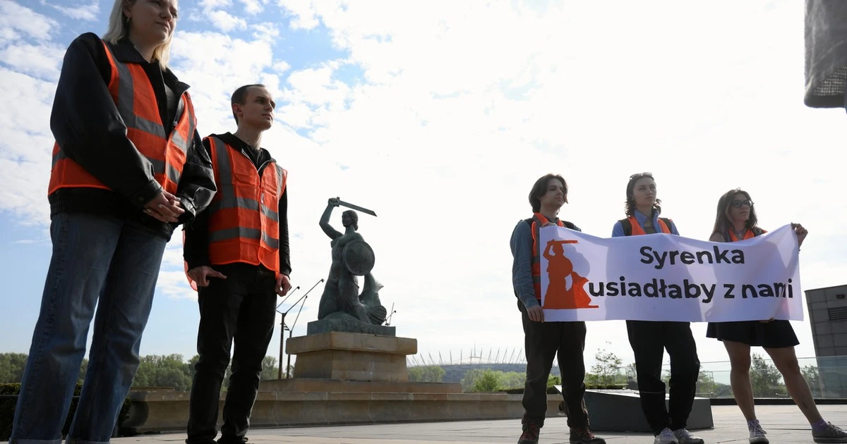 Oblały farbą warszawską Syrenkę. Aktywistki stają przed sądem