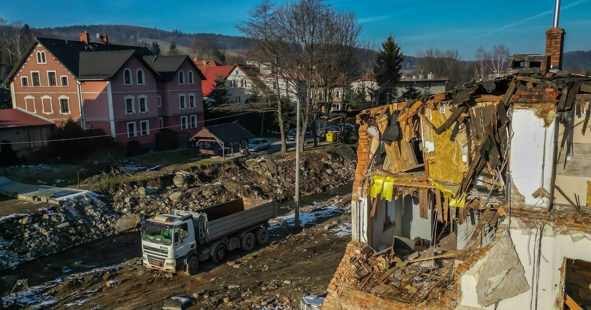 Z powodzi uratowała tylko kilka książek. 