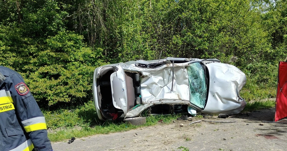 Osobówka dachowała na gminnej drodze. Jedna osoba nie żyje, druga jest ranna
