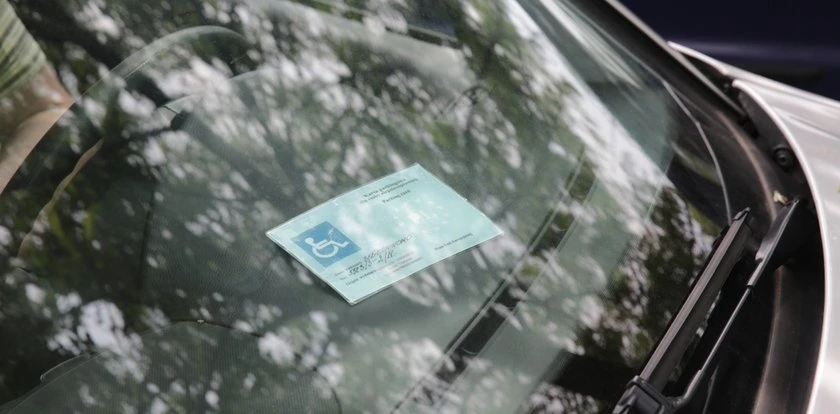 Dostałeś mandat, bo karta parkingowa nie była za szybą? Zobacz, co na to sąd!