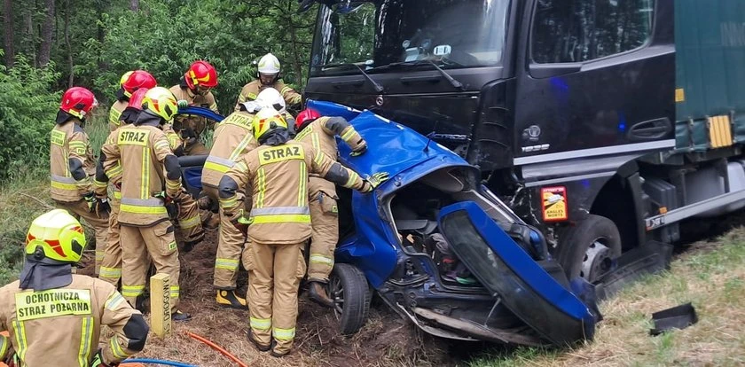 Tragedia pod Oleśnicą. Osobówka została kompletnie zmiażdżona, kierowca nie żyje