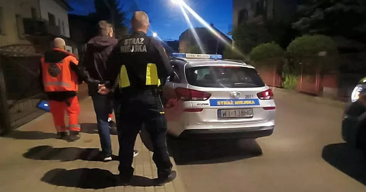 Roztrzęsiona kobieta na cudzej posesji. Strażnicy miejscy ruszyli z pomocą