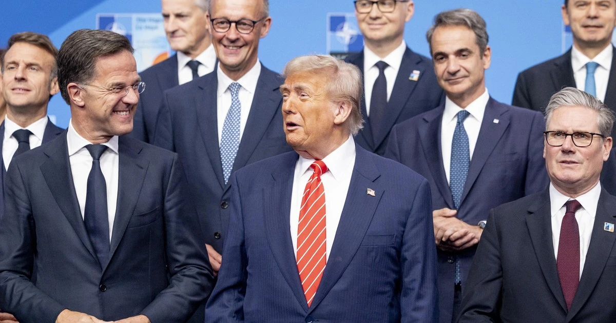 Festiwal pokłonów przed Trumpem na szczycie NATO. Nikt nie chciał przegapić swojej szansy. 