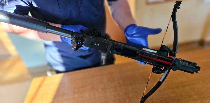 Kierowca bez pasów przewoził haszysz i kuszę. Policja nie mogła uwierzyć