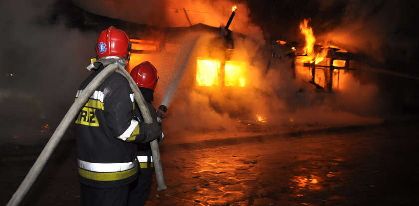 Alarm w Koniecpolu! Ogromny pożar w firmie składującej odpady. Czy mieszkańcy są bezpieczni?