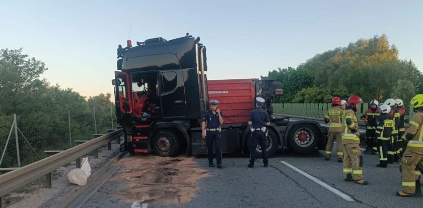 Groźnie na S6. Kontener przewrócił się na drogę. Utrudnienia potrwają całą noc