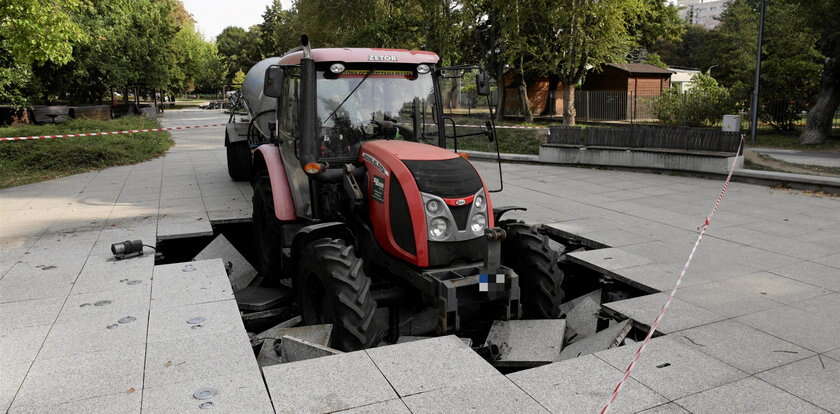 Szok w Warszawie. Traktor wpadł do fontanny. Nie miał prawa tu wjechać