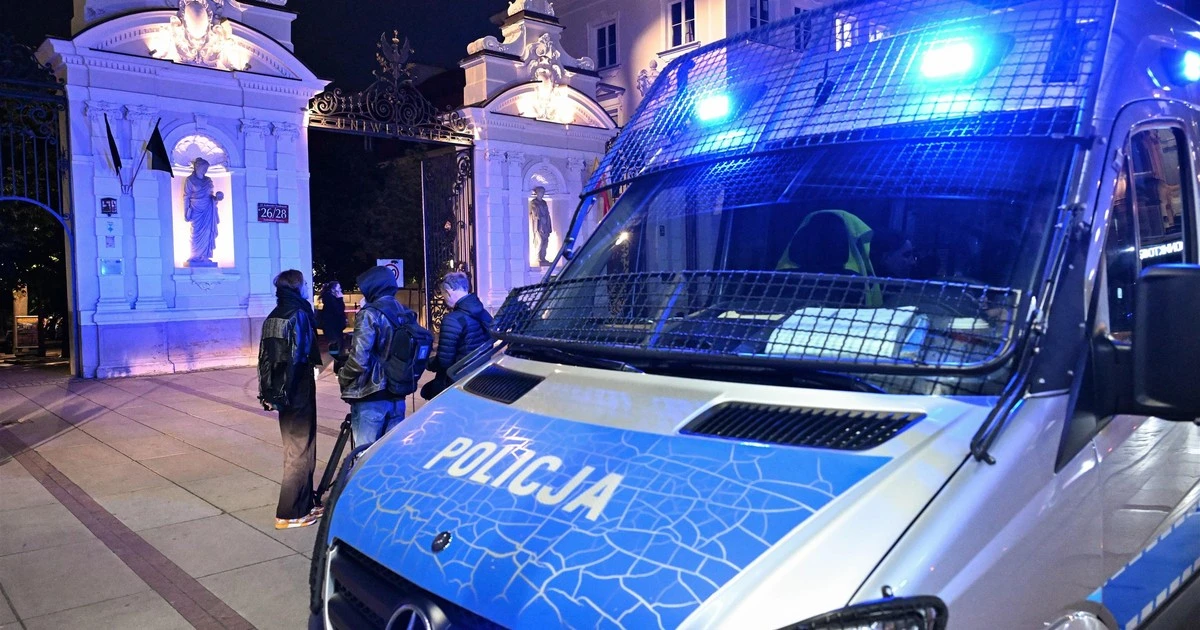 Student z siekierą zaatakował na kampusie. Uniwersytet Warszawski poinformował, czy odwoła juwenalia