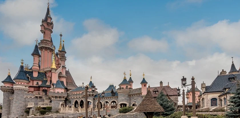 Wynajął Disneyland pod Paryżem na prywatną uroczystość. Na ślub dorosłego z... dziewięciolatką