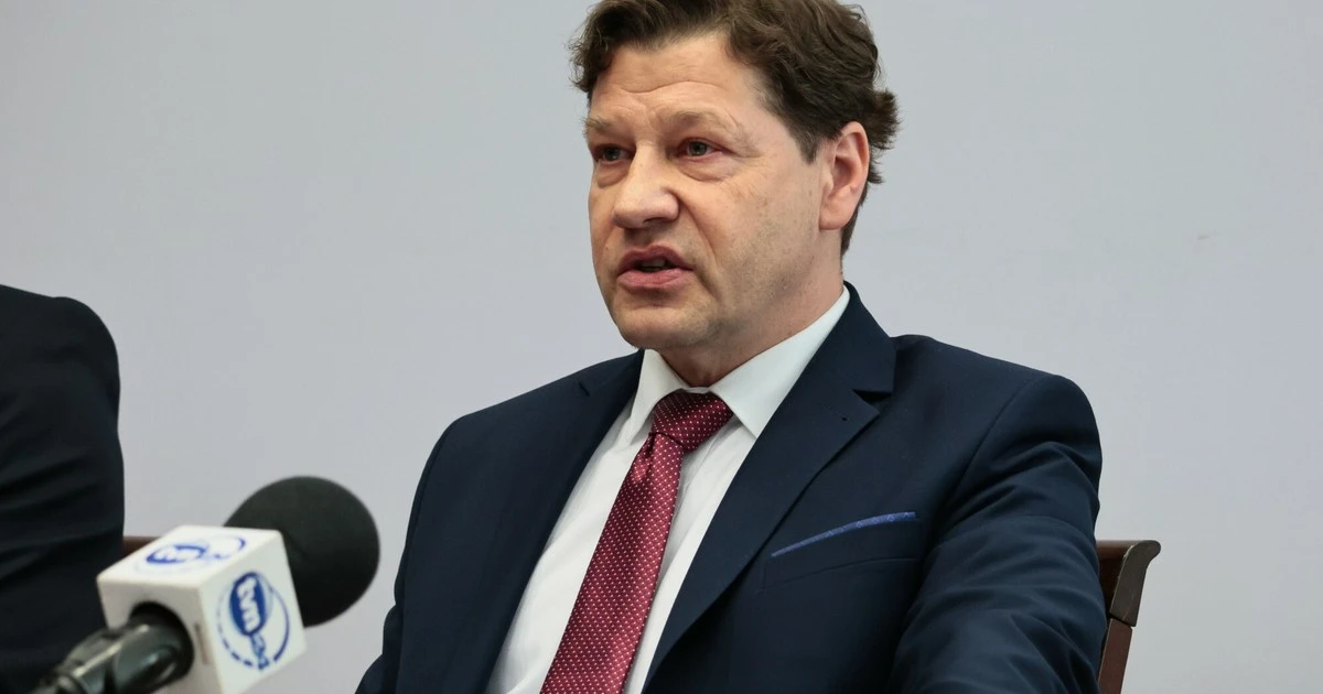 Ma dom, mieszka w mieszkaniu komunalnym w centrum. TK wstrzymał sprawę o eksmisję sędziego Schaba