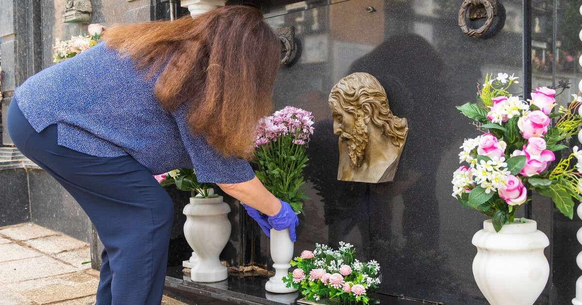 W tym dniu grasuje najwięcej złodziei. Tak uchronisz nagrobek przed kradzieżą