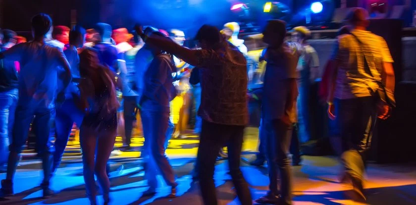 Awantura przed dyskoteką skończyła się koszmarem. Kobieta straciła zęby! To nie koniec dramatu