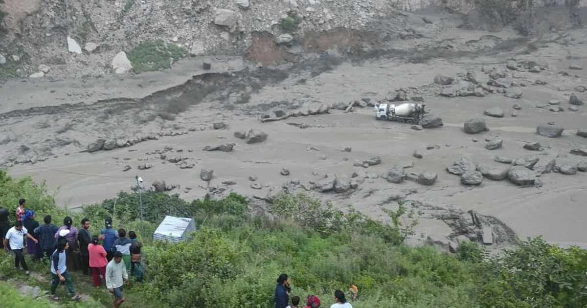 Pora monsunowa w Nepalu. Wezbrana woda porwała 18 osób i zerwała kluczowy most