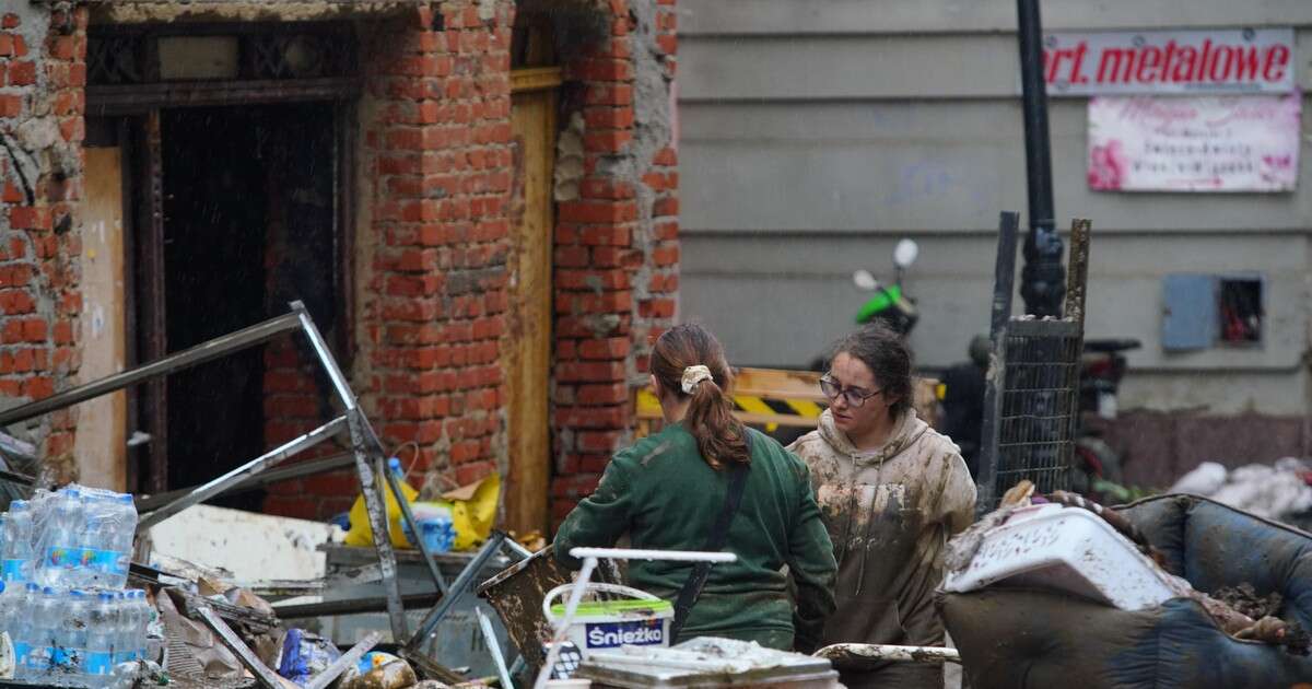 Samorządy liczą straty po powodzi. Na ulicach zalegają hałdy śmieci