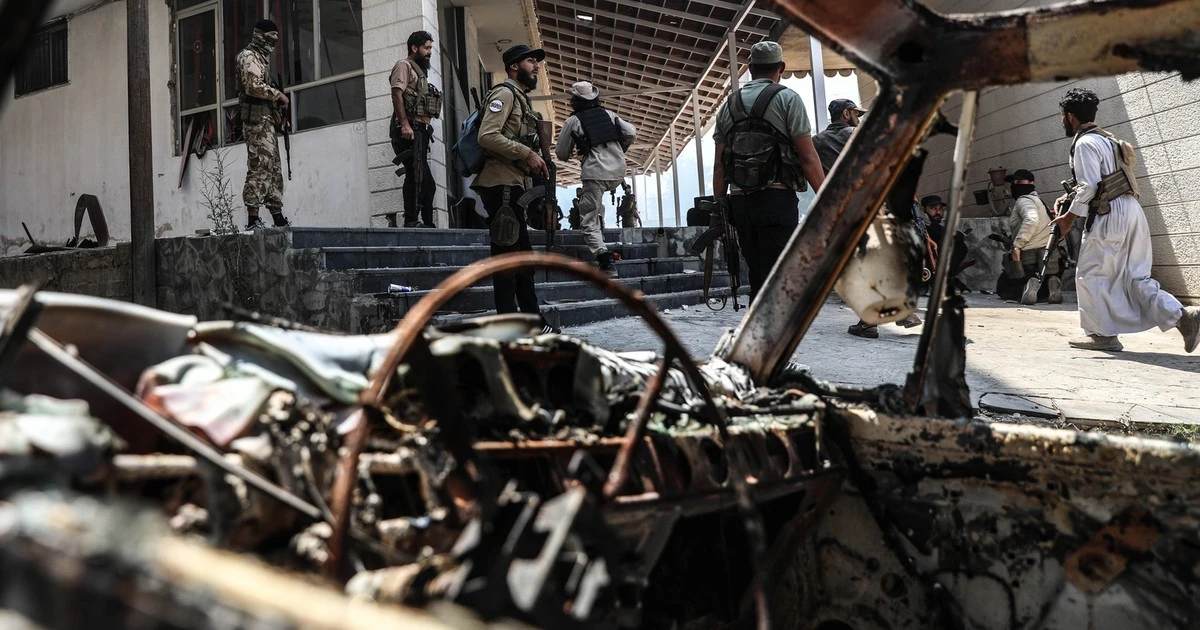 Syria w potrzasku. Spalone ciała, domy w ogniu, a nowe zagrożenie nadchodzi. 