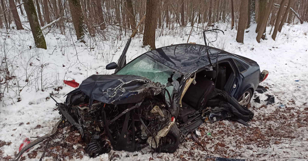 Wypadek pod Legionowem. Samochód osobowy zderzył się czołowo z ciężarówką