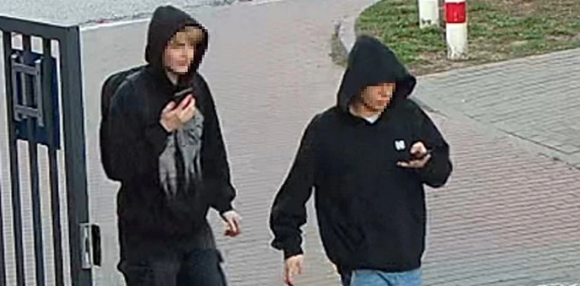 Dwóch chłopaków wyrządziło straszną podłość. Jeden skruszony zgłosił się teraz z mamą na policję