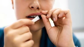 Dziecko w szpitalu po zażyciu snusa. W skrajnych przypadkach może dojść do śmierci