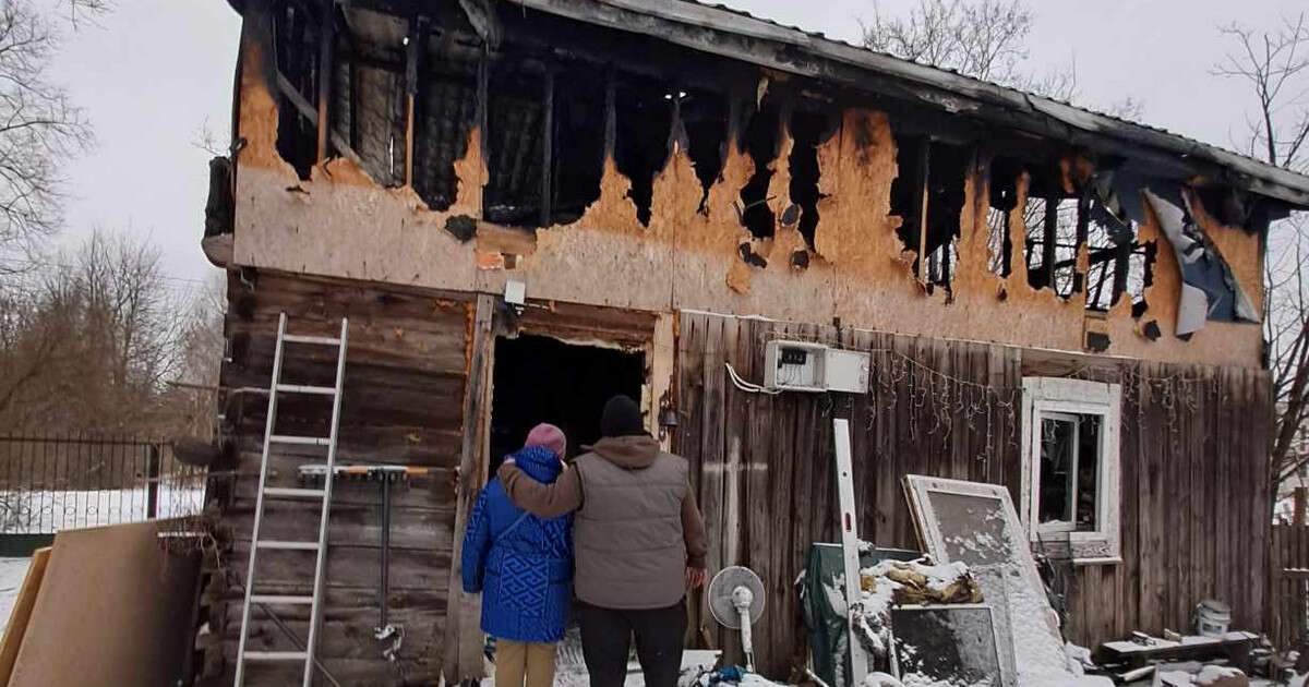 Stracili wymarzony dom w pożarze. Mieszkają w przyczepie. Potrzebują pomocy