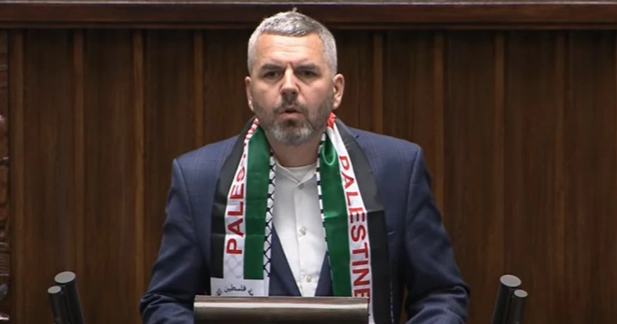 Poseł Razem wyszedł na mównicę. Pojawił się z szalikiem i skrytykował Radosława Sikorskiego