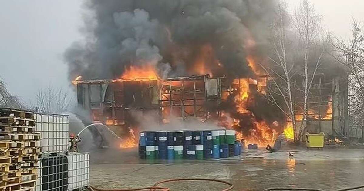 Pożar w hali koło Radomia. Ranny strażak