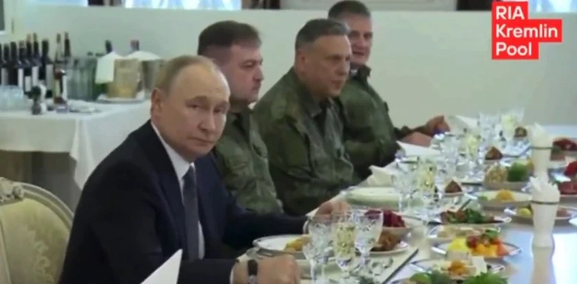 Tak Putin świętował urodziny. Jego talerz przyciąga uwagę