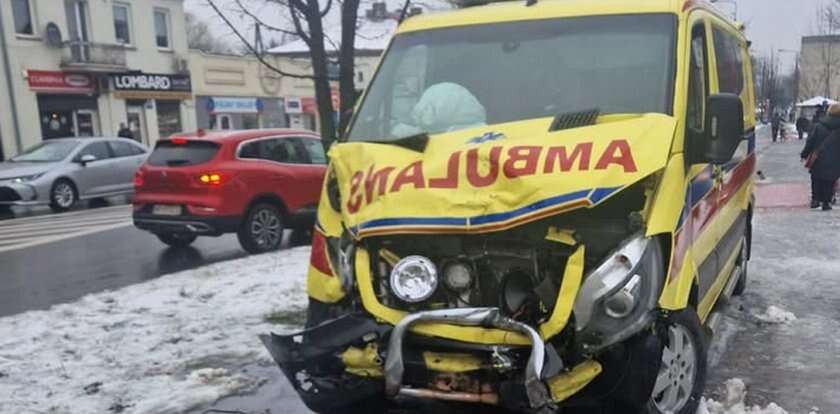 Groźny wypadek w Radomiu. Karetka zderzyła się z fiatem. Trzy osoby trafiły do szpitala