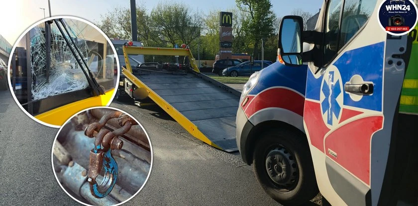 Dramat w stolicy. Karetka spadła z lawety i przygniotła człowieka. 